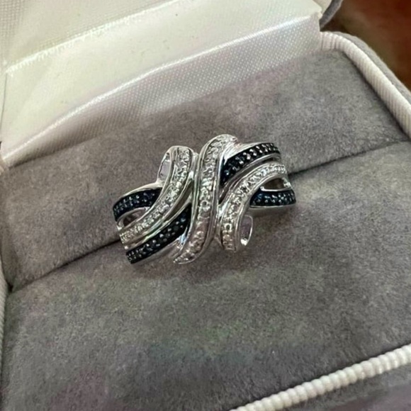 Vintage Blue and White Diamond Crossover style ring. Solid 925 Sterling Silver. - Picture 11 of 15